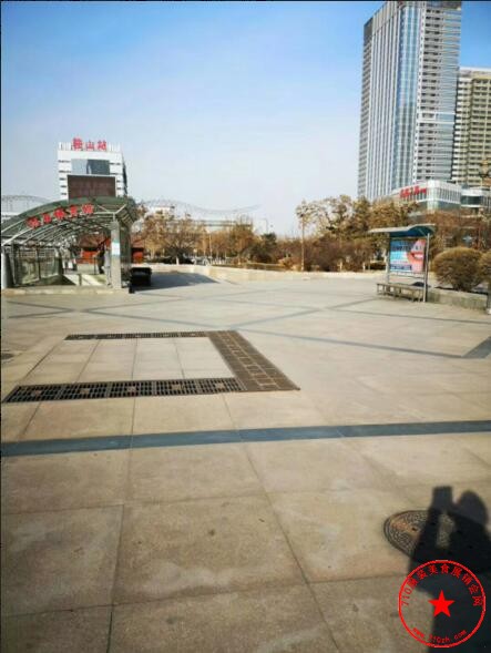 鞍山市火车站广场实拍图