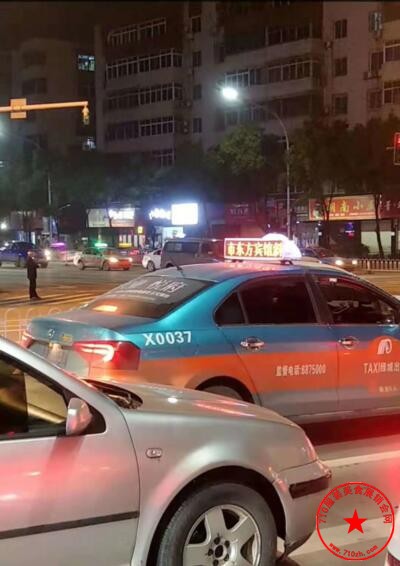 出租车游字广告