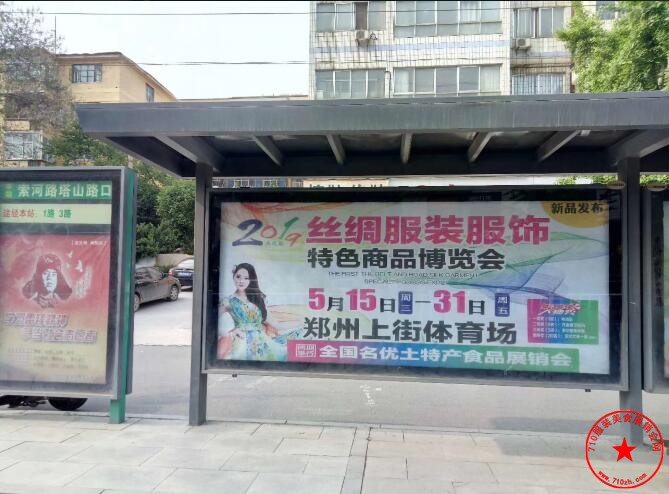 公交车站台广告